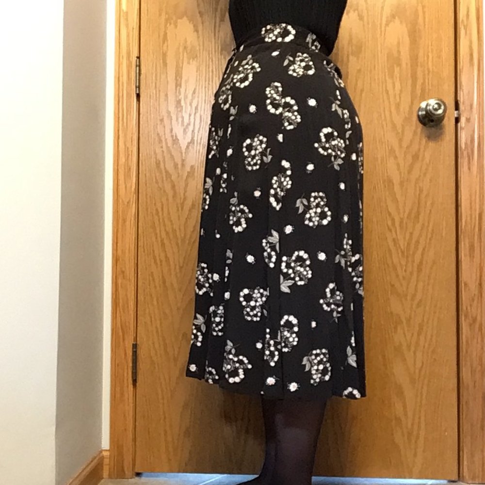 Sag Harbor - Black skirt with white and pink flowers and green foliage - Picture 3 of 12
